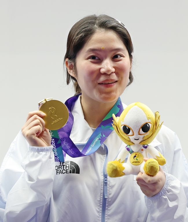 ▲23일 일본 아이치현 종합 사격장에서 열린 2026 아이치·나고야 아시안게임 사격 여자 10m 공기권총 결선에서 추가은이 금메달을 목에 걸고 포즈를 취하고 있다. (연합뉴스)