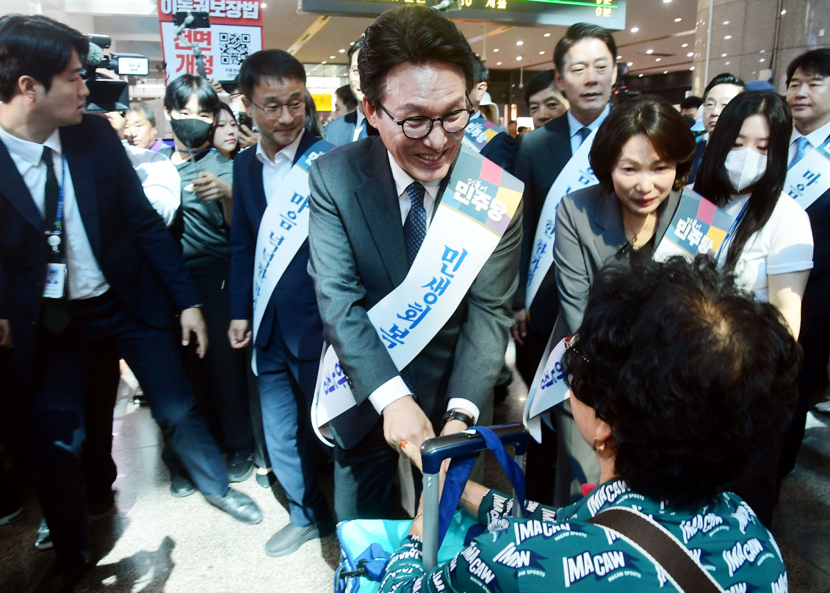 ▲더불어민주당 김민석 대표를 비롯한 당 지도부가 23일 서울 용산역에서 귀성 인사를 하고 있다. 사진=연합뉴