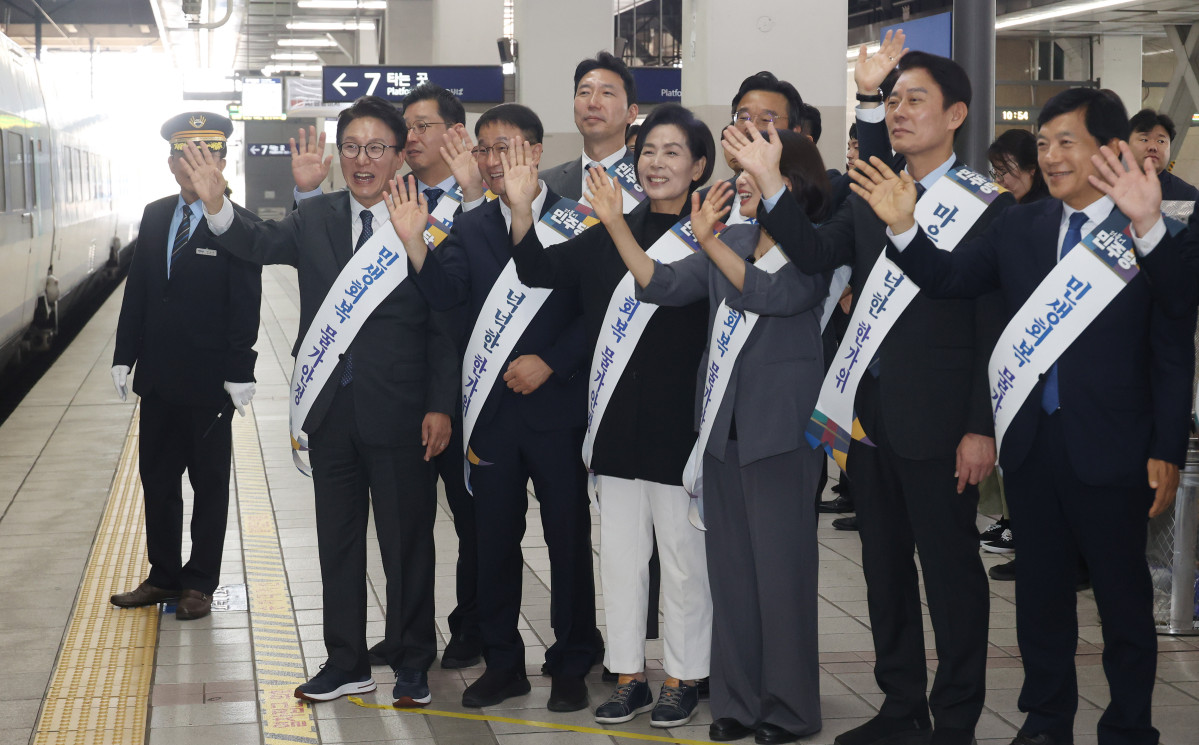 ▲더불어민주당 김민석 대표를 비롯한 당 지도부가 23일 서울 용산역에서 귀성 인사를 하고 있다. 사진=연합뉴스