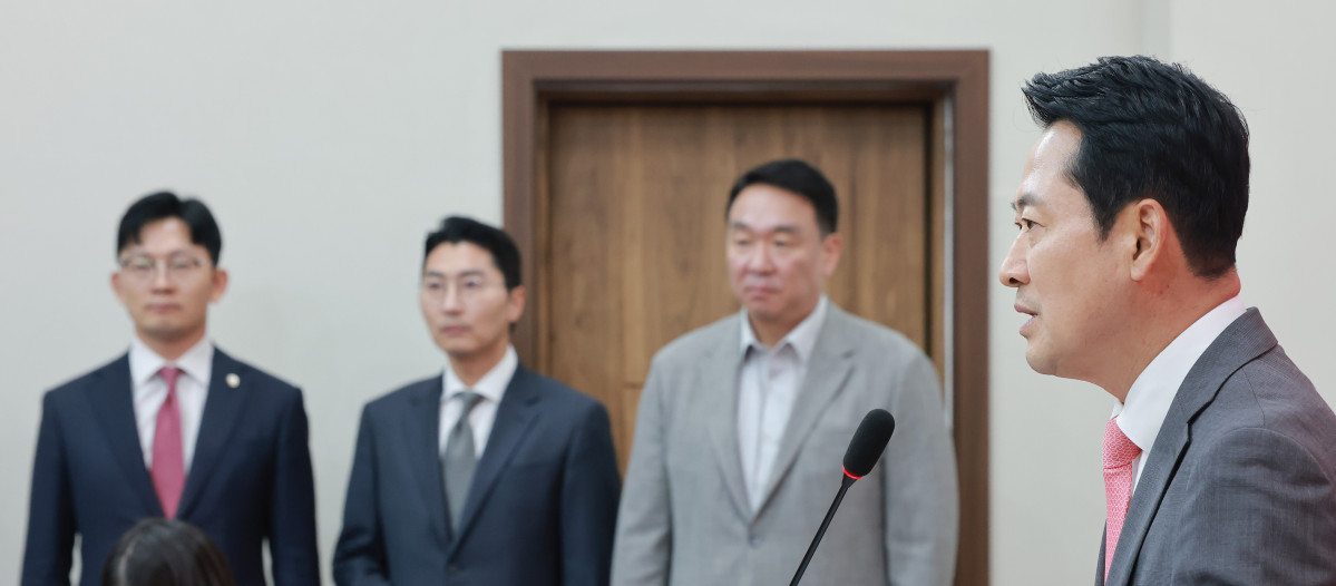 ▲국민의힘 장동혁 대표가 23일 국회에서 여권의 재제청 요구를 거부한 조희대 대법원장에 대한 공세, 비무장지대(DMZ) 내 지뢰 추정 폭발 사고 등 현안과 관련해 입장을 밝히고 있다. (연합뉴스)