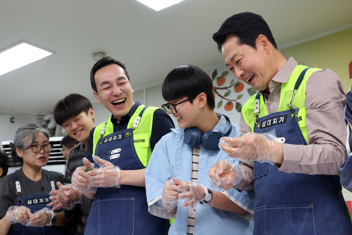 ▲국민의힘 장동혁 대표가 23일 경기도 의정부시 청소년비전센터 십대지기에서 열린 '추석 맞이 청년레드윙 봉사활동'에서 학생 및 자원봉사자, 당직자들과 함께 송편을 만들고 있다. (연합뉴스)