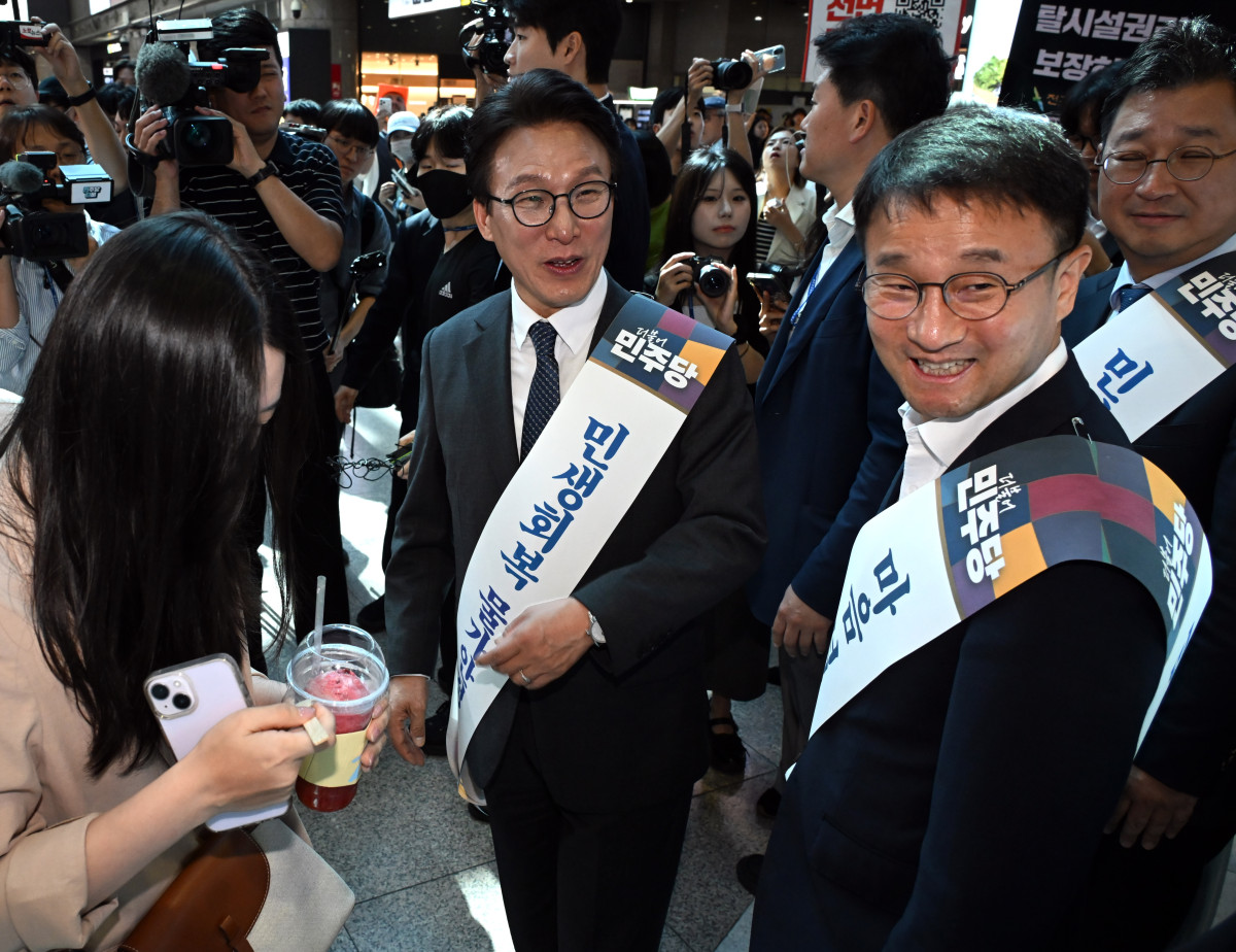 ▲더불어민주당 김민석 대표를 비롯한 당 지도부가 23일 서울 용산역에서 귀성 인사를 하고 있다. (연합뉴스)