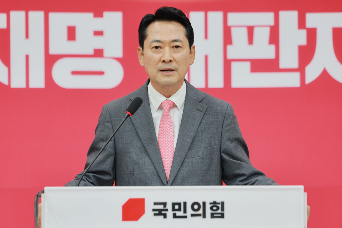 ▲국민의힘 장동혁 대표가 23일 국회에서 여권의 재제청 요구를 거부한 조희대 대법원장에 대한 공세, 비무장지대(DMZ) 내 지뢰 추정 폭발 사고 등 현안과 관련해 입장을 밝히고 있다. (연합뉴스)