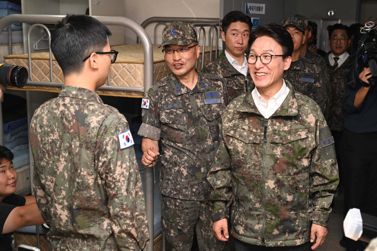 ▲김민석 더불어민주당 대표가 23일 오후 경기 김포시 공군3미사일방어여단 예하부대 새내기생활관을 찾아 전입신병을 독려하며 미소를 짓고 있다. 국회사진기자단