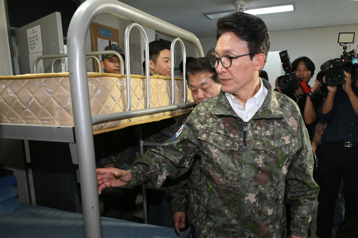 ▲더불어민주당 김민석 대표 등이 23일 경기도 김포 인근의 공군 8542부대를 방문해 새내기 생활관 환경을 살펴보고 있다. 국회사진기자단