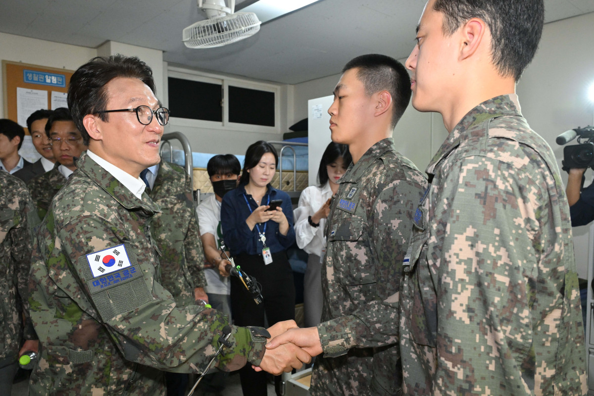 ▲더불어민주당 김민석 대표 등이 23일 경기도 김포 인근의 공군 8542부대를 방문해 전입 신병들과 악수하고 있다. 국회사진기자단