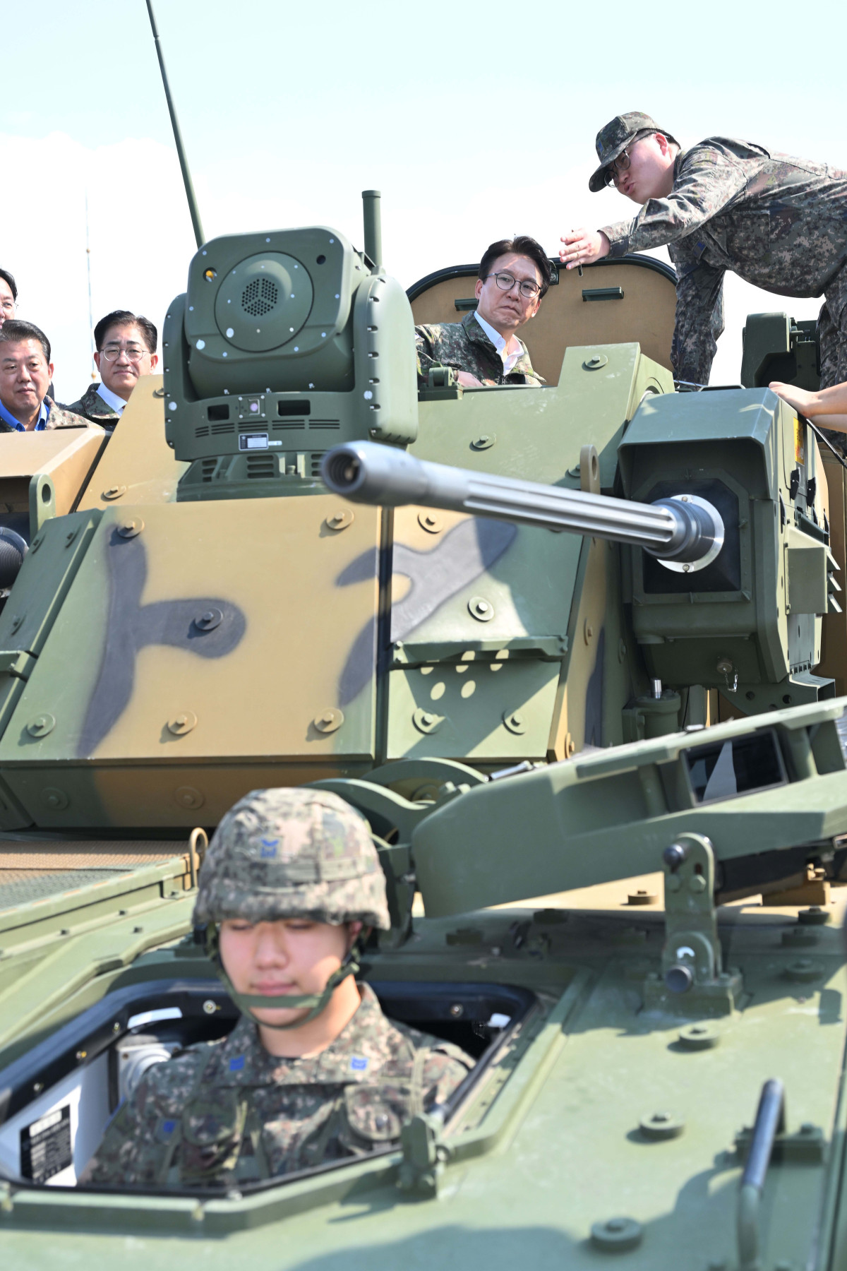 ▲더불어민주당 김민석 대표 등이 23일 경기도 김포 인근의 공군 8542부대를 방문해 30mm 차륜형 대공포 천호에 탑승해 있다. 국회사진기자단