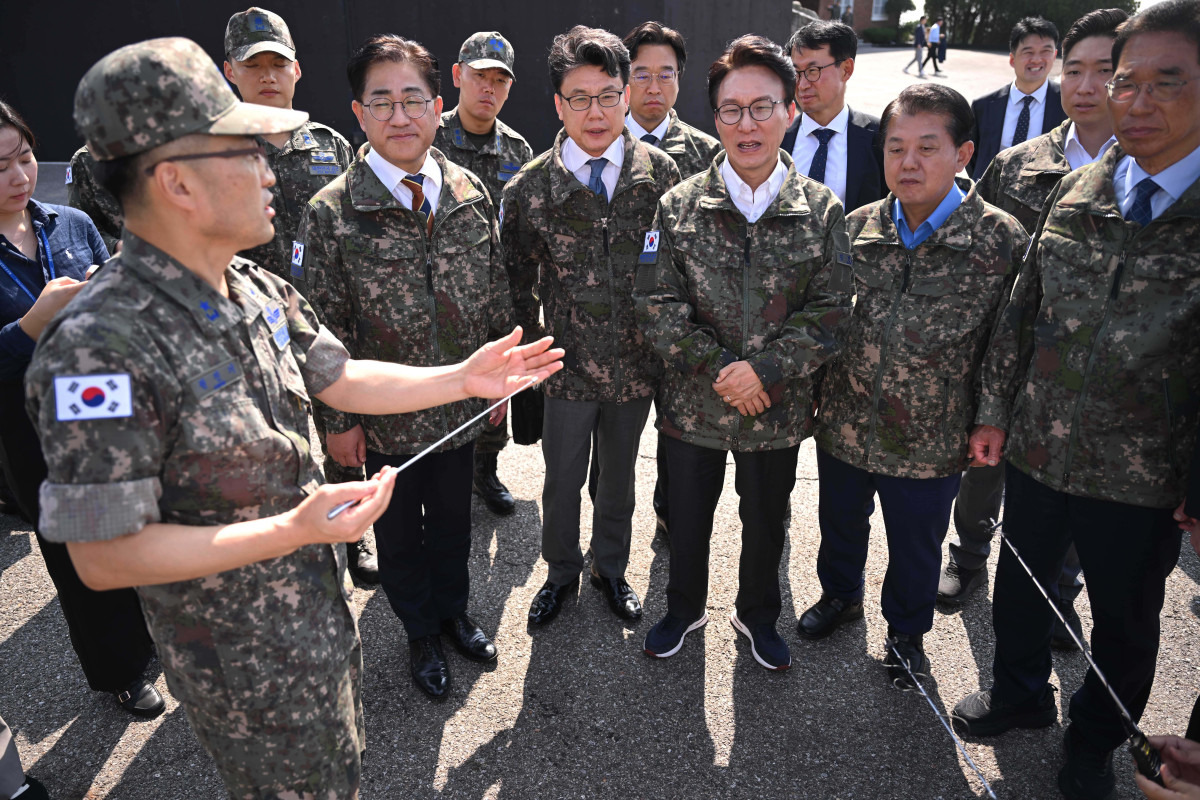 ▲김민석(오른쪽 세 번째) 더불어민주당 대표가 23일 오후 경기 김포시 공군3미사일방어여단 예하부대를 찾아 권진기 공군 제3미사일방어여단장의 중거리 지대공 미사일 '천궁-II' 브리핑을 경청하고 있다. 국회사진기자단