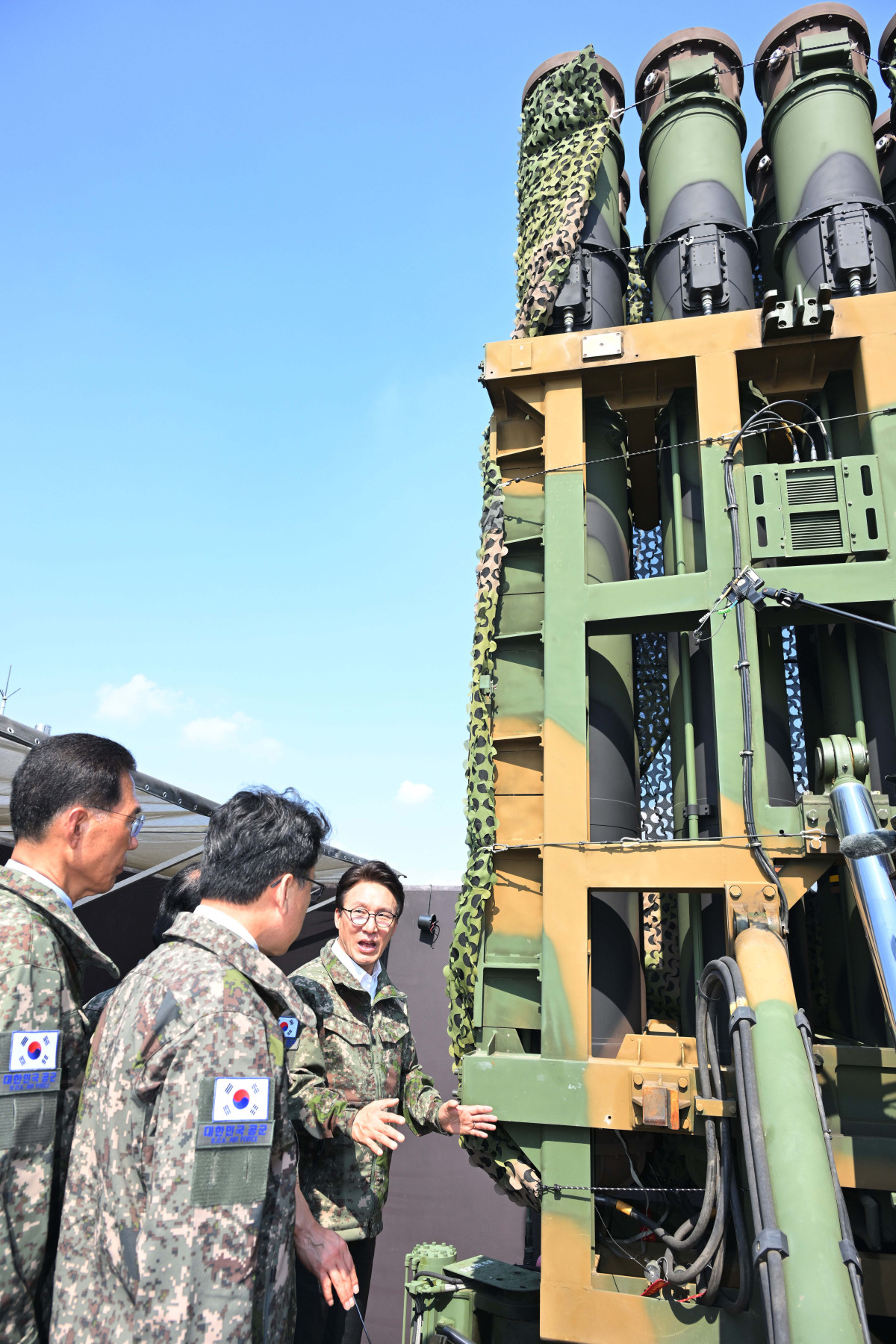 ▲더불어민주당 김민석 대표 등이 23일 경기도 김포 인근의 공군 8542부대를 방문해 천궁Ⅱ 미사일을 살펴보고 있다. 국회사진기자단
