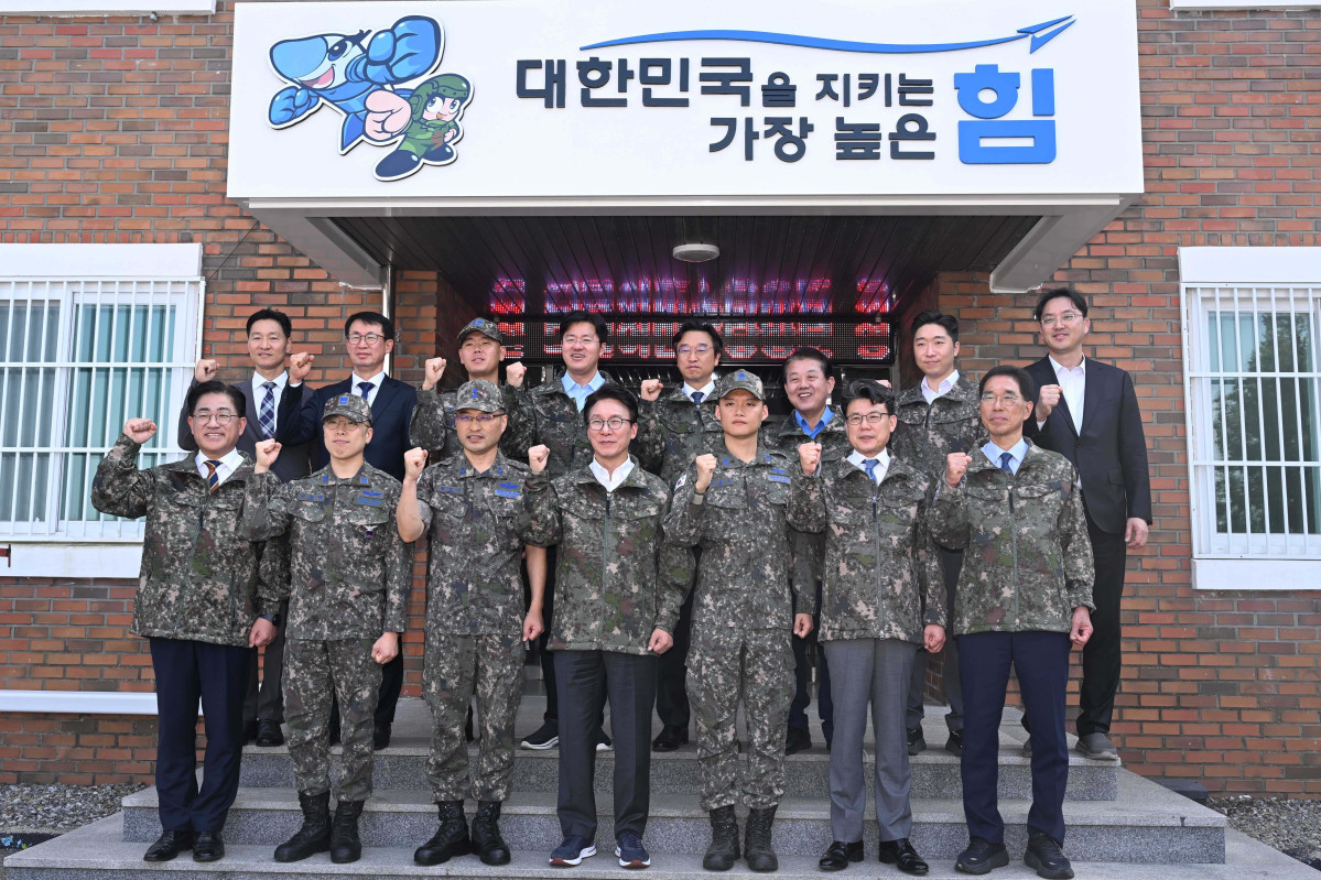 ▲김민석(앞 줄 왼쪽 네 번째) 더불어민주당 대표가 23일 오후 경기 김포시 공군3미사일방어여단 예하부대를 방문해 장병들과 기념촬영을 하고 있다. 국회사진기자단