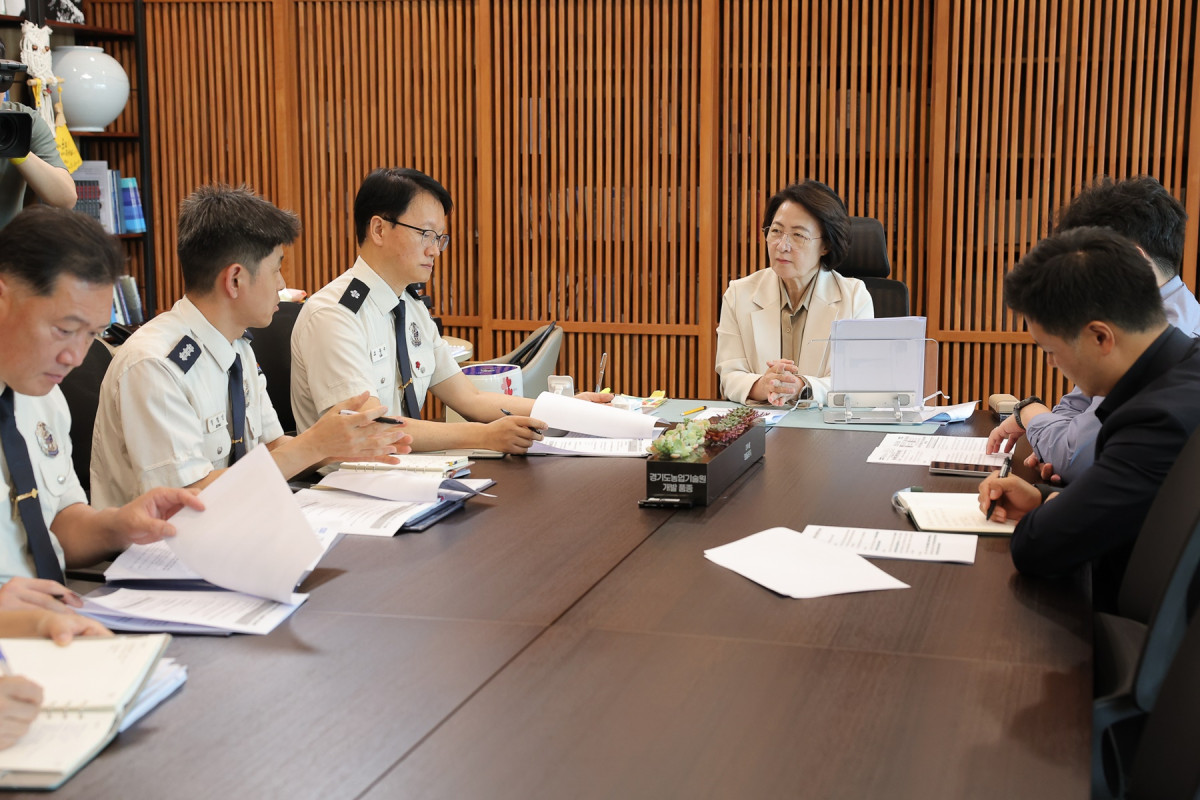 ▲추미애 도지사와 경기도 관계자들이 대형 물류창고 화재안전관리 강화 방안을 논의하고 있다. 경기도소방재난본부는 연면적 1만5000㎡ 이상 대형 물류창고 473곳을 점검해 236곳에서 위법사항 260건을 적발하고, 소방·건축·전기·안전 분야 제도개선안 26건을 정부에 건의했다. (경기도)
