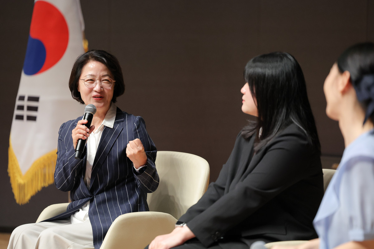 ▲추미애 경기도지사가 23일 경기도청에서 열린 '2026년 하반기 신규 공직자 임용장 수여식'에서 신규 공직자들과 소통시간을 갖고 공직 생활에 대한 조언을 건네고 있다. (경기도)