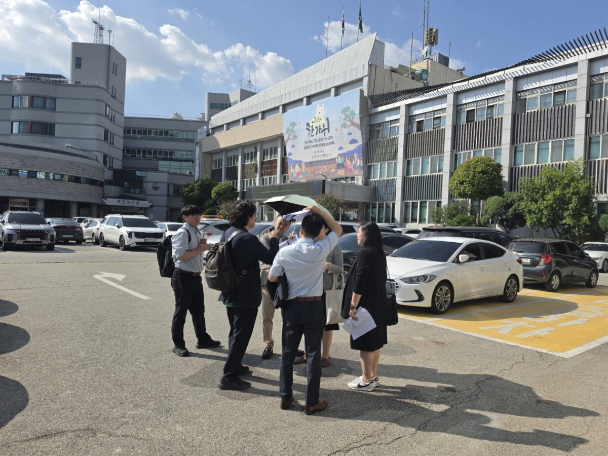 ▲한국지방재정공제회 지방투자분석센터(LOMAC) 연구진이 22일 고양시 주교동 신청사 예정부지와 현 청사를 차례로 찾아 타당성 재조사를 위한 현장점검을 진행하고 있다. (고양특례시)