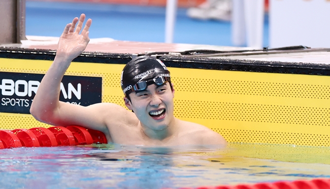 ▲23일 도쿄 아쿠아틱스 센터에서 열린 2026 아이치·나고야 아시안게임 수영 남자 200m 개인 자유형 결승. 1:44.62초로 2위를 기록하며 은메달을 획득한 황선우가 인사하고 있다. (연합뉴스)