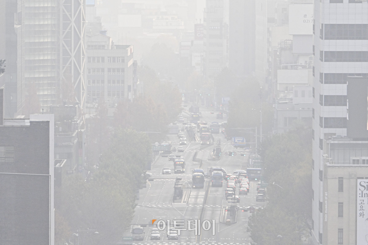 ▲도심 속 짙은 안개. (조현호 기자 hyunho@)