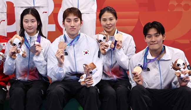 ▲23일 도쿄 아쿠아틱스 센터에서 열린 2026 아이치·나고야 아시안게임 수영 혼성 400m 혼계영 결승에서 3위로 동메달을 획득한 한국의 김승원(왼쪽부터), 최동열, 안세현, 김용범이 시상대에 앉아 포즈를 취하고 있다. (연합뉴스)
