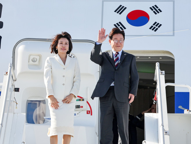 ▲미국 방문 일정을 마치고 멕시코를 국빈 방문하는 이재명 대통령과 김혜경 여사가 23일(현지시간) 뉴욕 JFK공항 공군 1호기에서 환송객을 향해 인사하고 있다. 2026.9.24 (연합뉴스)