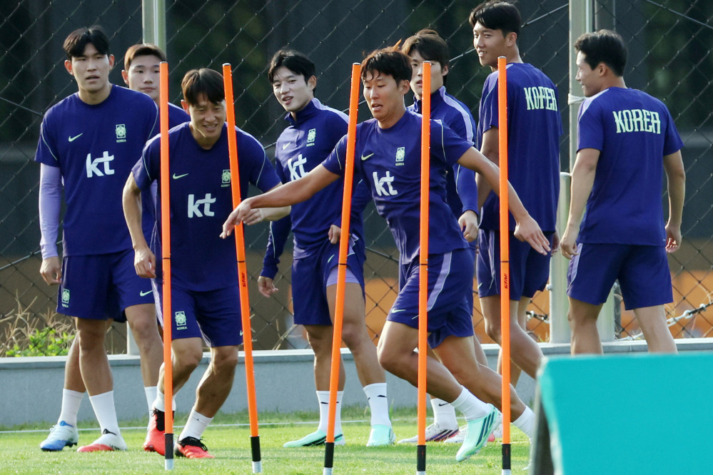 ▲손흥민 등 축구 국가대표팀 선수들이 '모레노호'의 첫 A매치 에콰도르전을 하루 앞둔 23일 충남 천안시 코리아풋볼파크에서 공식훈련을 하고 있다. (연합뉴스)