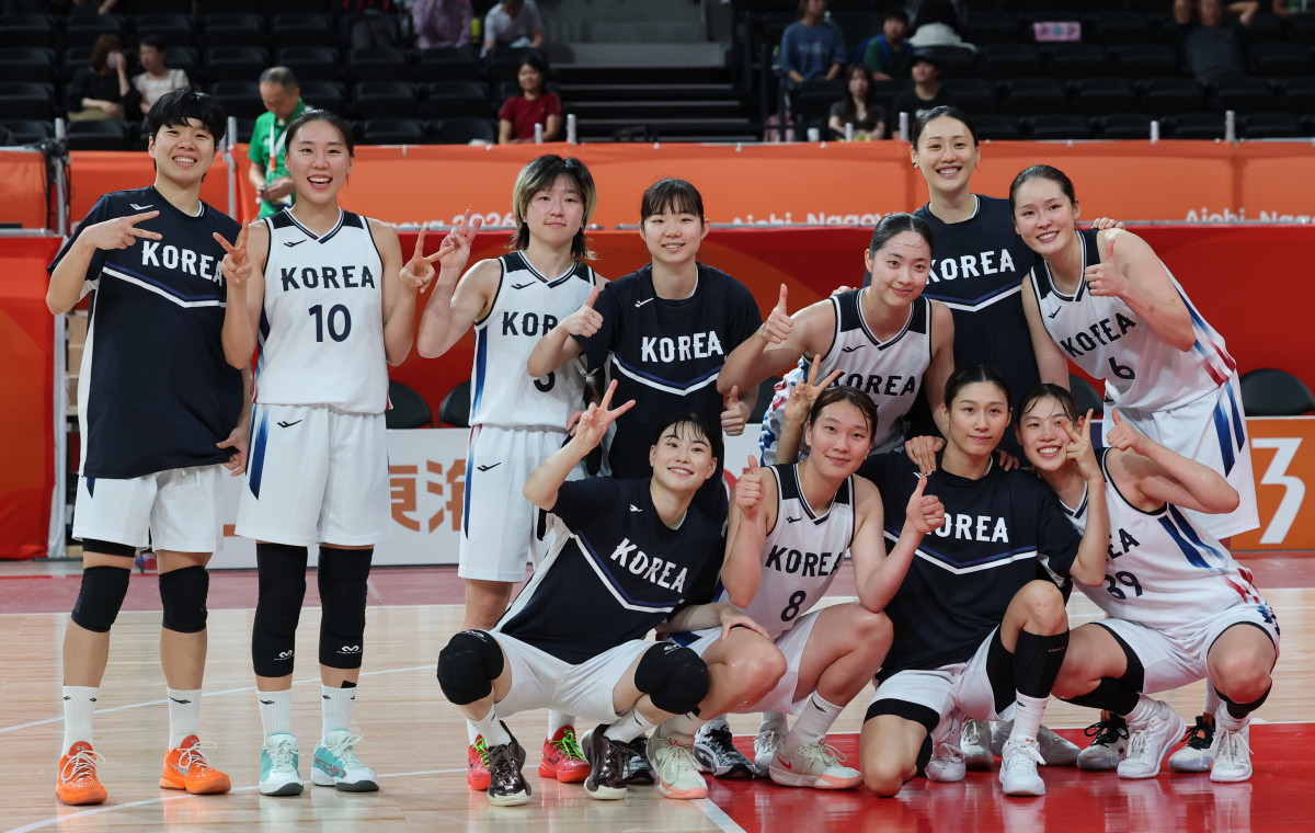 ▲24일 일본 나고야 아이치 인터내셔널 아레나에서 열린 2026 아이치·나고야 아시안게임 여자 농구 한국과 인도네시아의 8강전에서 101-59로 승리한 한국 선수들이 기뻐하고 있다. (연합뉴스)