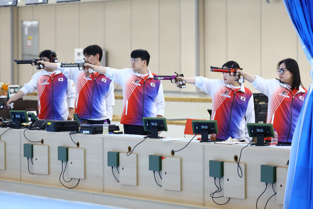 ▲10일 오후 충북 진천국가대표선수촌에서 열린 2026 아이치·나고야 아시안게임 사격 국가대표 미디어 데이에서 선수들이 훈련을 하고 있다. 2026.08.10. (뉴시스)