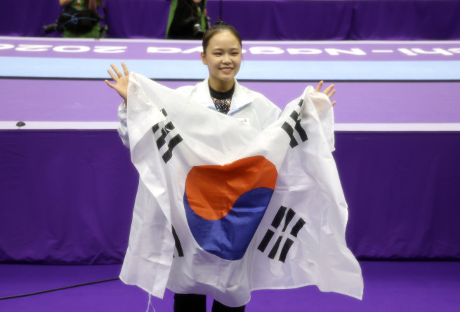▲24일 일본 나고야 종합체육관 레인보우홀에서 열린 2026 아이치·나고야 아시안게임 기계 체조 여자 도마 결승에서 금메달을 차지한 대한민국 여서정이 태극기를 들고 기뻐하고 있다. (연합뉴스)