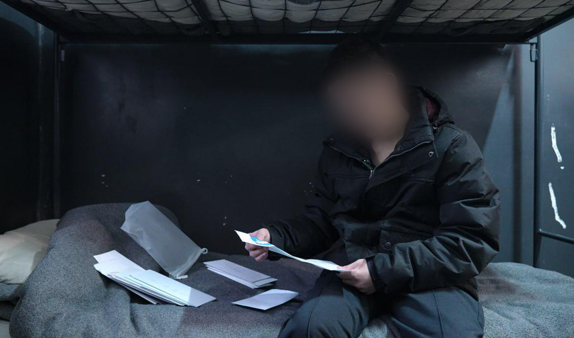 ▲우크라이나군에 생포된 북한군 포로 백모씨와 리모씨가 28일(현지시간) 우크라이나 내 포로수용소에서 김영미PD와 접견하고 있다. (연합뉴스)