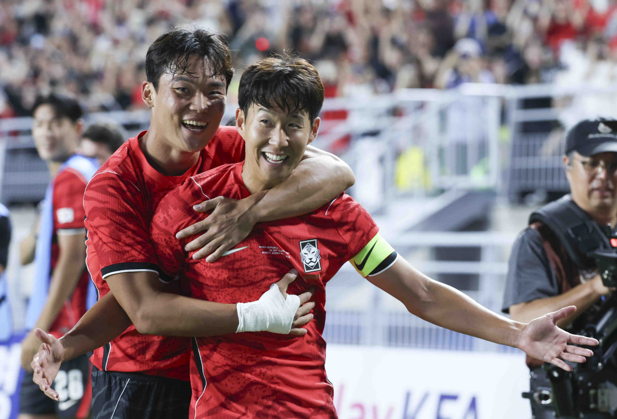 ▲24일 경기 수원시 팔달구 수원월드컵경기장에서 열린 하나은행 초청 대한민국 축구 국가대표팀 친선경기 대한민국 대 에콰도르의 경기 후반 손흥민이 추가골을 넣고 오현규와 기뻐하는 모습. (뉴시스)