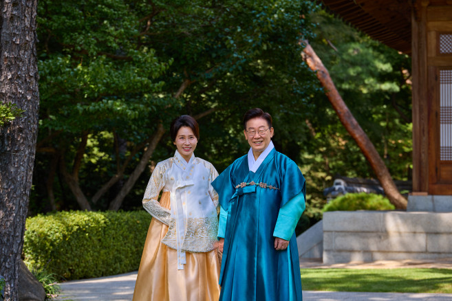 ▲청와대는 이재명 대통령과 김혜경 여사가 한복 차림으로 추석 명절 인사하는 모습을 25일 SNS를 통해 공개했다. (연합뉴스)