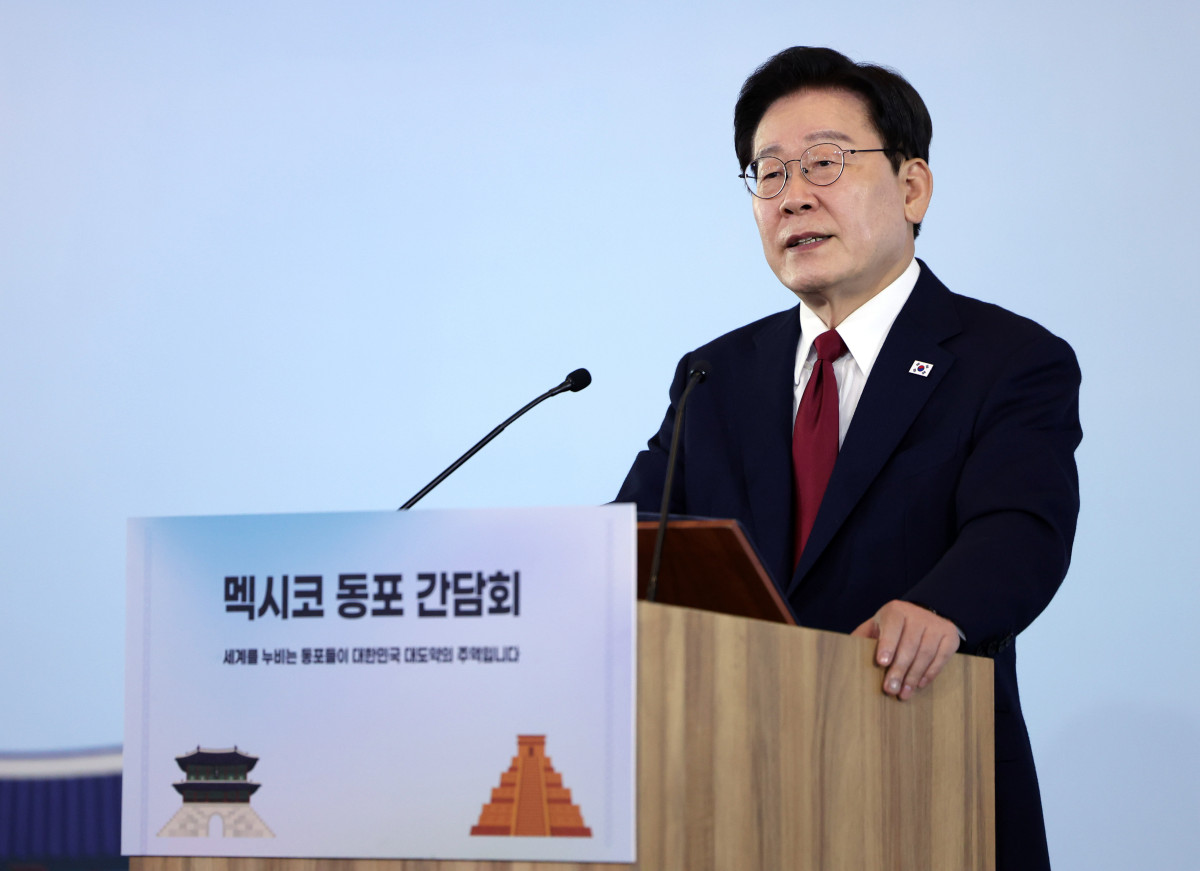 ▲이재명 대통령이 24일(현지시간) 멕시코 한 호텔에서 열린 동포 만찬간담회에서 인사말을 하고 있다. 연합뉴스
