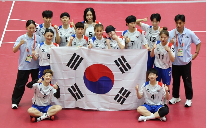 ▲25일 일본 나고야 미즈호 공원 체육관에서 열린 2026 아이치·나고야 아시안게임 세팍타크로 여자 팀 레구 결승에서 태국에 패하고 은메달을 차지한 대한민국 선수들이 기념촬영을 하고 있다. (연합뉴스)