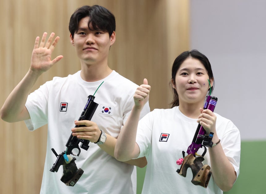▲은메달을 획득한 추가은(오른쪽)·홍수현이 손 인사하고 있다. (연합뉴스)