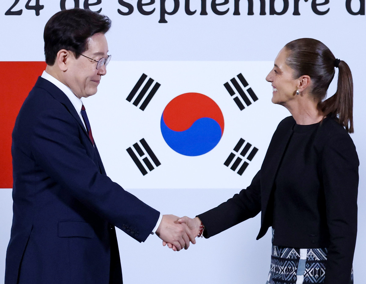 ▲이재명 대통령과 클라우디아 셰인바움 멕시코 대통령이 24일(현지시간) 멕시코시티 대통령궁에서 공동언론발표 후 악수하고 있다. (연합뉴스)
