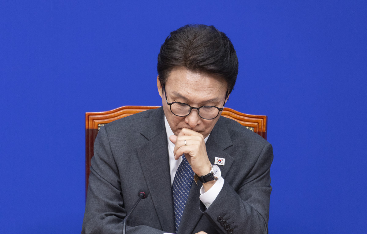 ▲더불어민주당 김민석 대표가 23일 국회에서 열린 최고위원회의 도중 생각에 잠겨 있다. 사진=연합뉴스