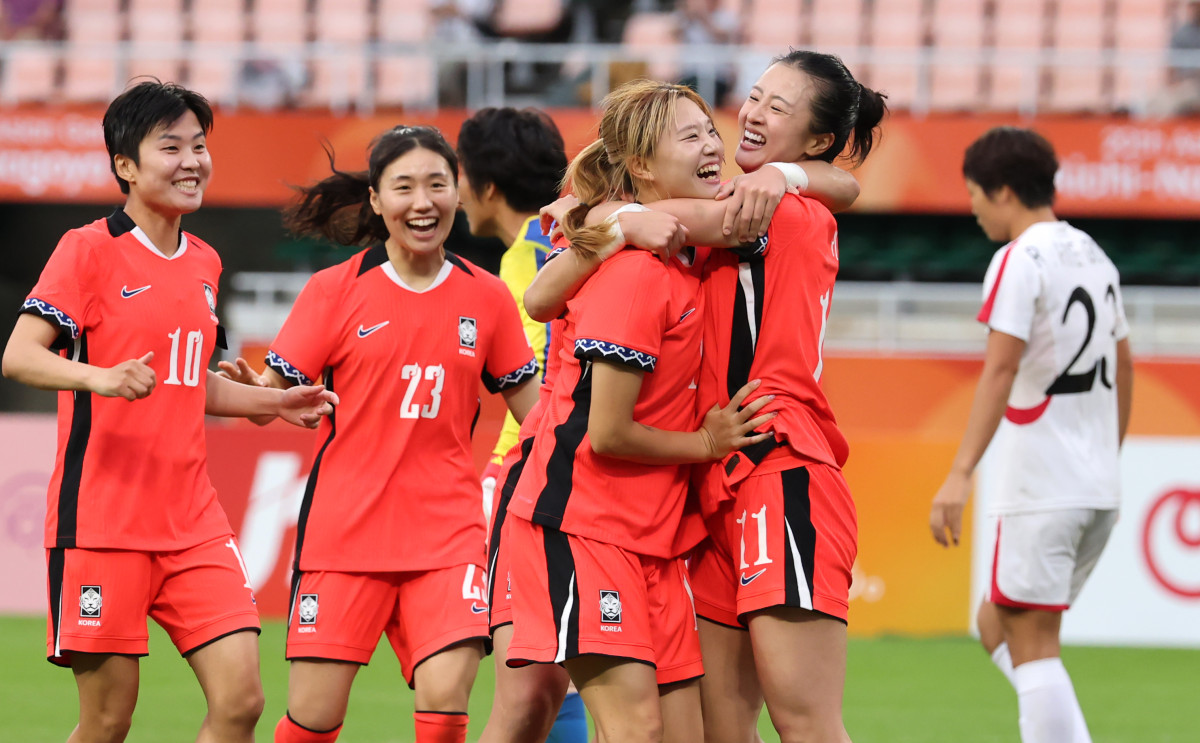 ▲21일 일본 시즈오카현 후쿠로이의 시즈오카 스타디움 에코파에서 열린 2026 아이치·나고야 아시안게임 여자 축구 조별리그 대한민국과 북한의 경기. 한국 윤수정이 동점골을 넣고 팀 동료들과 환호하고 있다. (연합뉴스)