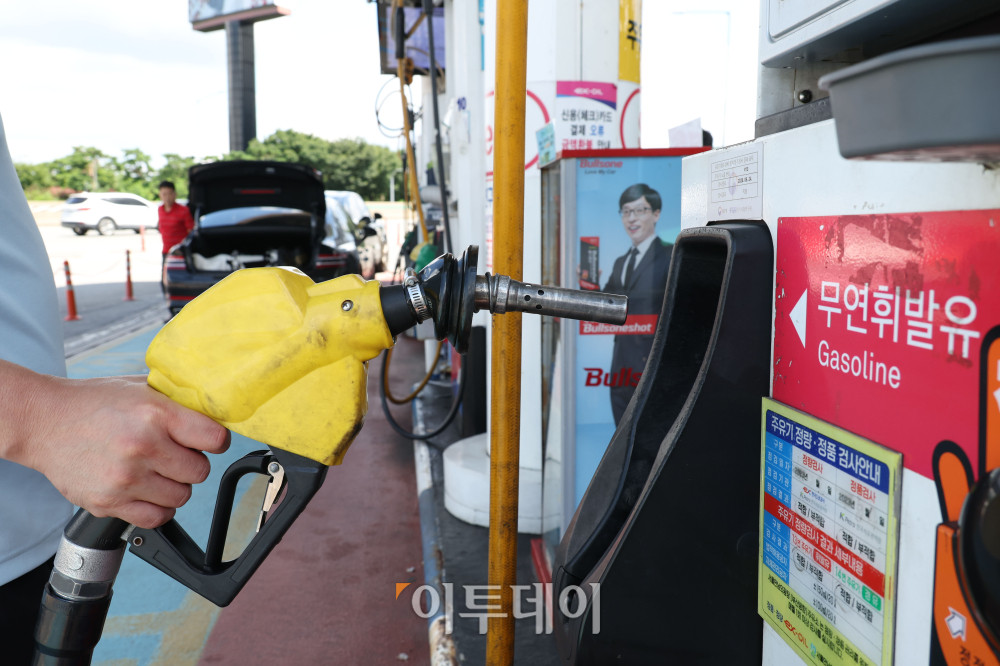▲서울 서초구 만남의광장 주유소에서 시민들이 주유를 하고 있다. (이투데이DB)