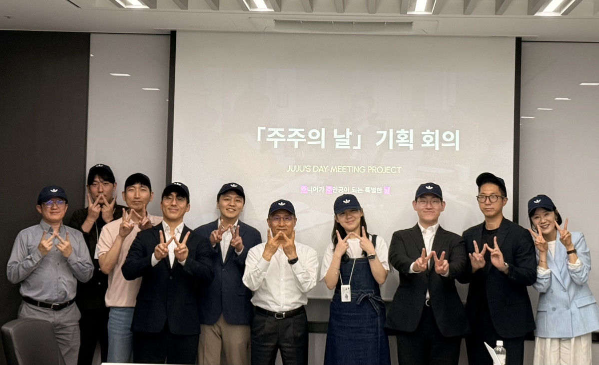 ▲남기천 우리투자증권 대표(오른쪽에서 다섯번째)가 우투리 2기와 '주주의 날' 기획 회의를 마친 뒤 기념 촬영을 하고 있다. (사진제공=우리투자증권)
