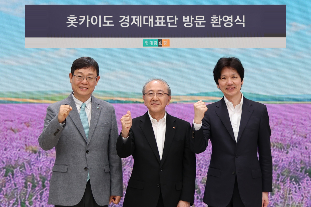 ▲한광영(사진 맨 왼쪽) 현대홈쇼핑 대표와 후지이 유타카(藤井 裕) (사진 가운데) 홋카이도 경제연합회 회장, 우라타 히데유키(浦田 秀行) (사진 맨 오른쪽) 일본 경제산업성 산하 홋카이도 경제산업국 국장이 23일 서울 강동구 현대홈쇼핑 본사에서 홋카이도 특산물 한국 판매를 위한 논의를 진행한 뒤 기념사진을 찍고 있다. (사진제공=현대홈쇼핑)
