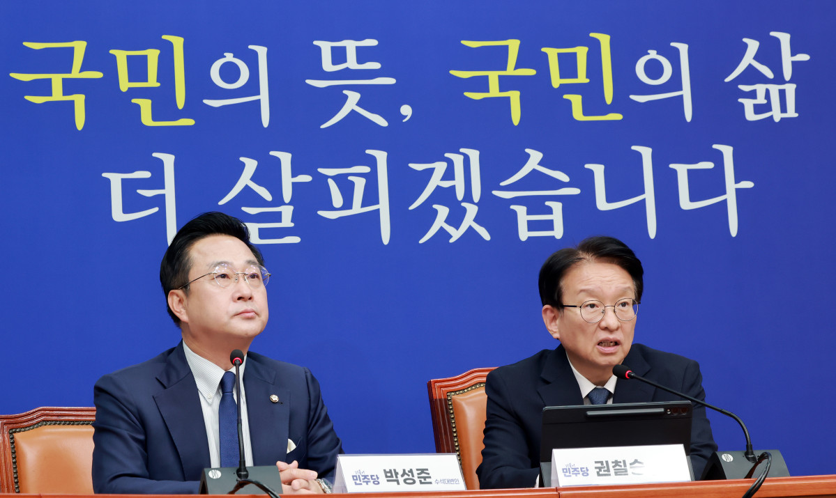 ▲더불어민주당 권칠승 정책위의장과 박성준 수석대변인이 27일 국회에서 추석민심 기자간담회를 하고 있다. (사진제공=연합뉴스)