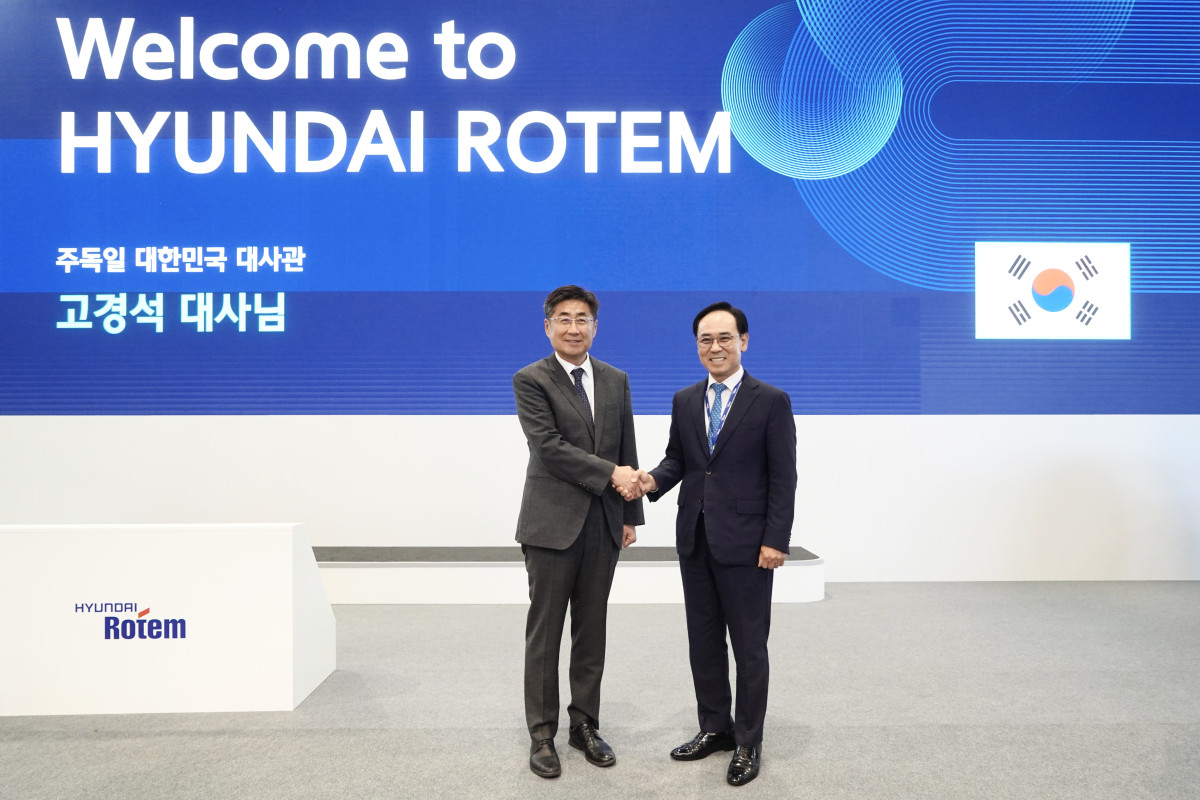 ▲고경석(왼쪽) 주독일 대한민국 대사관 대사와 이용배 현대로템 대표이사 사장이 지난 22일(현지시간) 독일 베를린에서 열린 '제15회 국제 철도차량·수송기술 박람회’(이노트란스 2026)의 현대로템 부스에서 기념촬영을 하고 있다. (현대로템)
