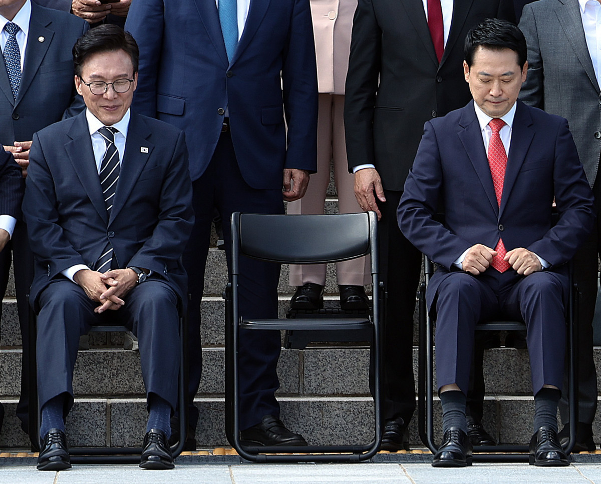 ▲김민석 더불어민주당 대표와 장동혁 국민의힘 대표가 3일 여의도 국회 본청 앞에서 열린 22대 국회 후반기 단체 기념촬영에 자리하고 있다. 2026.09.03. (사진=뉴시스)