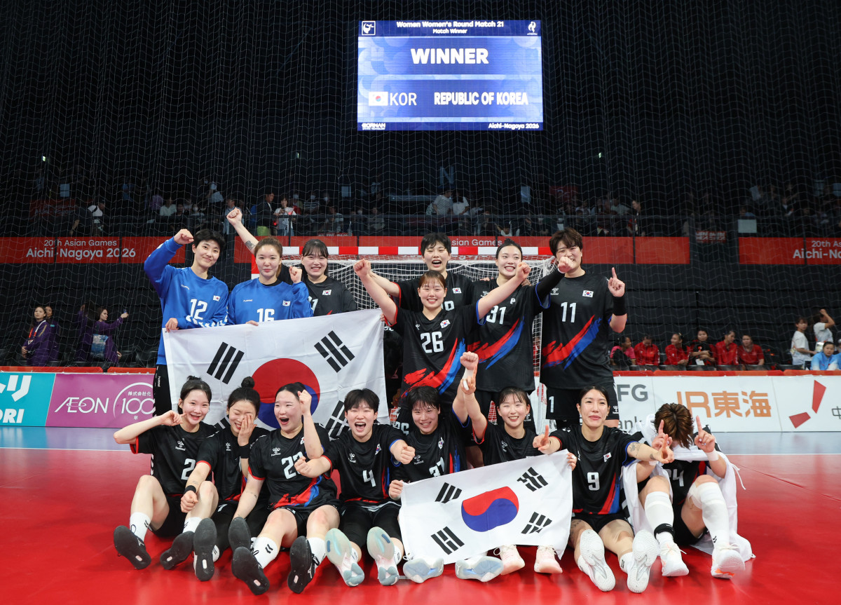▲27일 일본 아이치현 이나자와 엔트리오에서 열린 2026 아이치·나고야 아시안게임 여자 핸드볼 풀리그 최종전 대한민국과 일본의 경기. 일본을 이기고 금메달을 확정지은 대한민국 선수들이 기념촬영을 하고 있다. (연합뉴스)