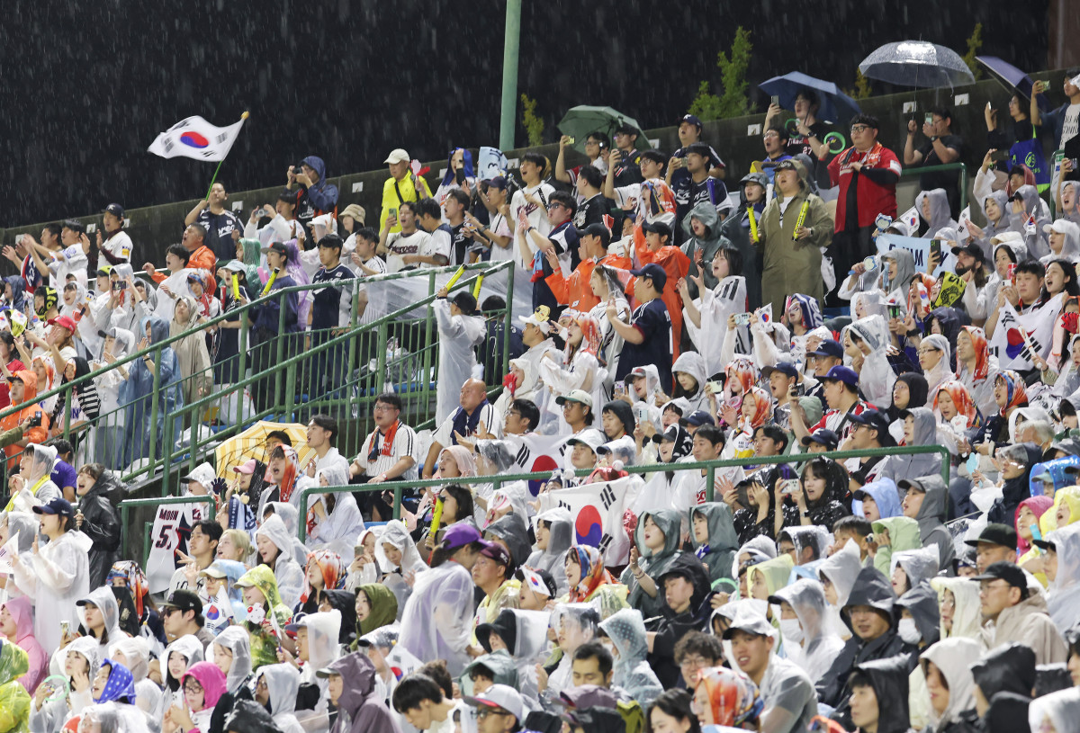 ▲27일 일본 아이치현 도요하시 시민구장에서 열린 2026 아이치·나고야 아시안게임 결승 한국과 일본의 경기. 우의를 입은 야구팬들이 한국 대표팀을 응원하고 있다. (연합뉴스)