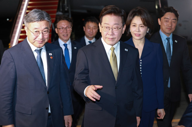 ▲미국과 멕시코 순방을 마치고 귀국한 이재명 대통령과 김혜경 여사가 27일 성남 서울공항 공군 1호기에서 내려 차량으로 이동하고 있다. 2026.9.27 (연합뉴스)