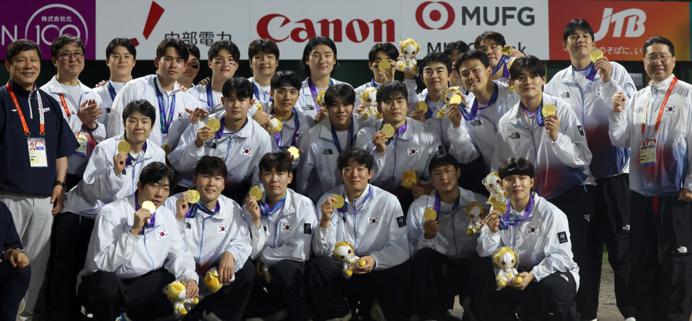 ▲27일 일본 아이치현 도요하시 시민구장에서 열린 2026 아이치·나고야 아시안게임 야구 결승에서 금메달을 차지한 대한민국 대표선수들이 최휘영 문화체육관광부 장관, 허구연 한국야구위원회 (KBO) 총재 등과 기념 촬영을 하고 있다. (연합뉴스)