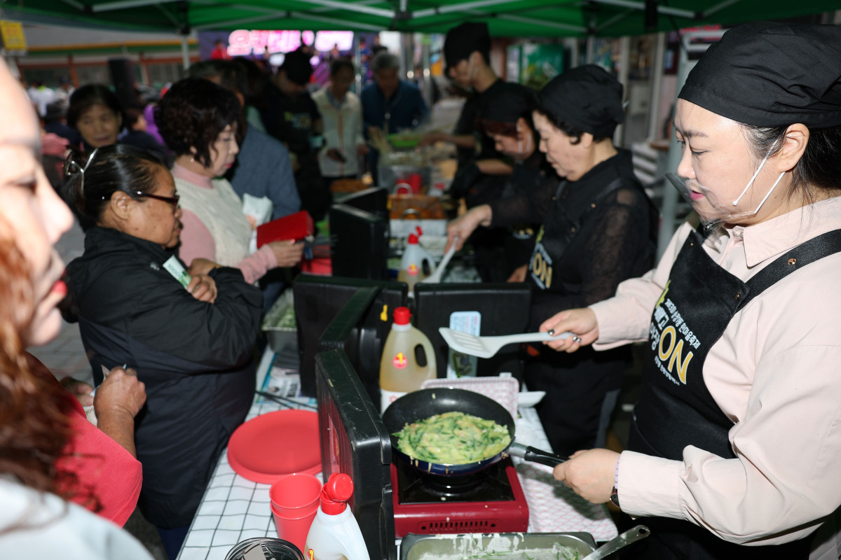 ▲광산구 송정1동에서 열린 ‘차 빼고 야장ON 마을축제’에서 상인들이 방문객들에게 음식을 선보이고 있다. (사진제공=광산구청)