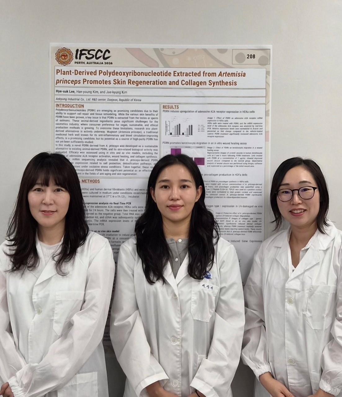▲주요 연구성과인 ‘독자 식물성 PDRN 소재 발굴 연구’ 포스터 앞에서 애경산업 화장품연구부문 뷰티융합연구팀 이혜숙 연구원(왼쪽에서 첫 번째)과 서상아 연구원(왼쪽에서 두 번째), 스킨케어연구팀 곽윤희 연구원(왼쪽에서 세 번째) 등이 기념촬영을 하고 있다. (사진제공=애경산업)