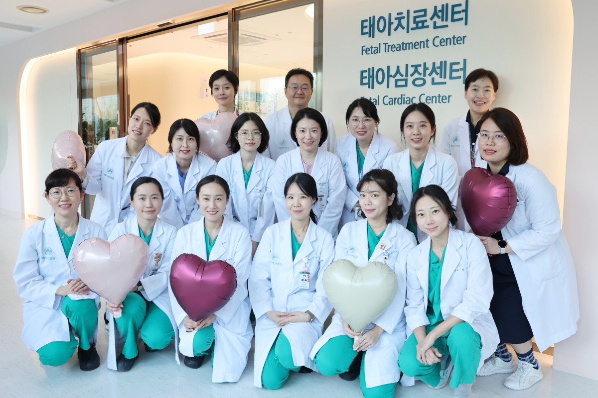 ▲이미영 태아심장센터소장, 원혜성 태아치료센터소장(뒷줄 왼쪽 첫 번째, 세번째)을 비롯한 의료진이 태아심장센터 개소를 기념하며 사진 촬영을 하고 있다. (사진제공=서울아산병원)
