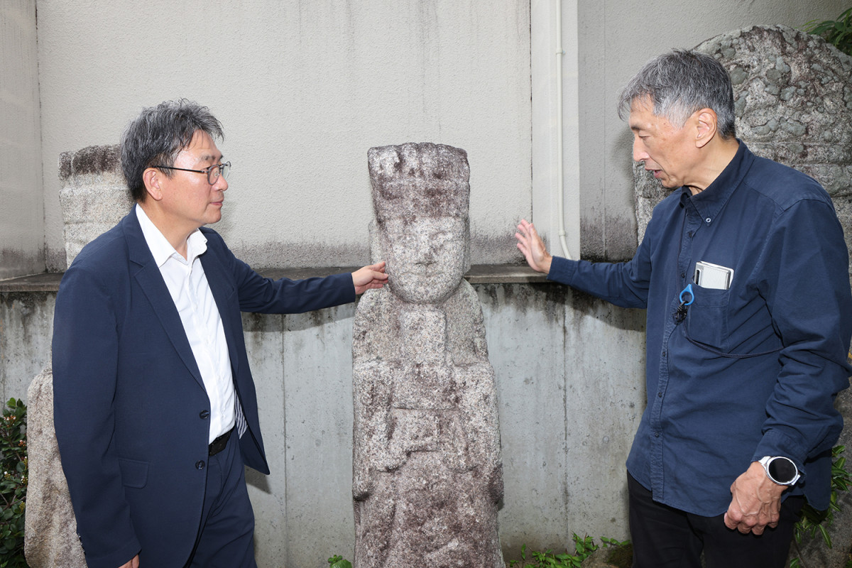 ▲안병윤 예천군수가 정희두 고려미술관 대표이사와 함께 미술관 소장 불상을 살펴보고 있다. (예천군)