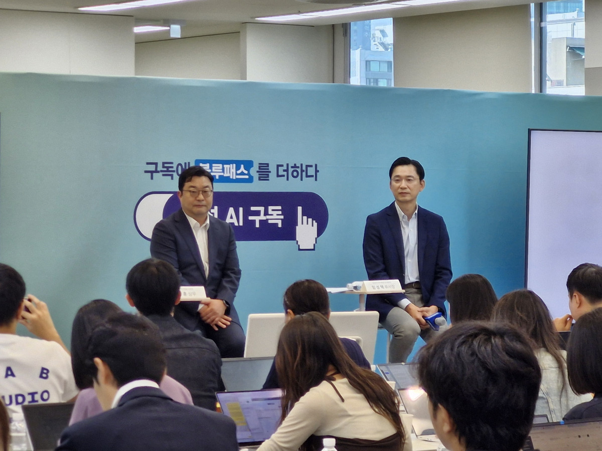 ▲임성택 삼성전자 한국총괄 부사장(오른쪽)과 김용훈 한국총괄 상무가 28일 서울 강남구 삼성스토어 청담에서 열린 ‘AI 구독 2주년 미디어 브리핑’에서 질의응답을 받고 있다. 손희정 기자sonhj1220@