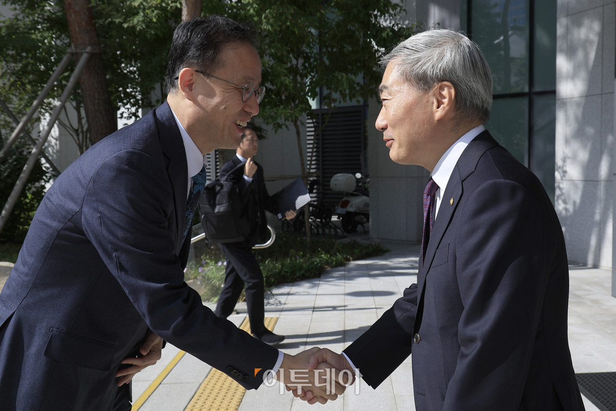 ▲이형일 경제부총리 겸 재정경제부 장관(왼쪽)이 28일 오전 서울시 중구 남대문로 한국은행을 방문해 신현송 한국은행 총재의 영접을 받고 있다. 고성준 기자 joonko1@